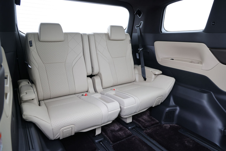 2人掛けとなる3列目シート。左右を独立してスライドさせることも可能である。シートの左右にはUSB Type-C端子が各1個配置されている。