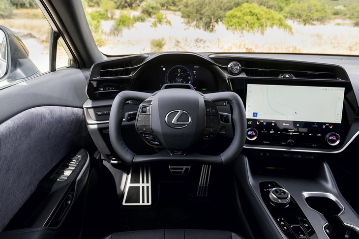 ステアリングパドルでマニュアルトランスミッションのように駆動力をコントロールできる「インタラクティブマニュアルドライブ」も“Fスポーツ”ならではの機構だ（レクサス初）。
