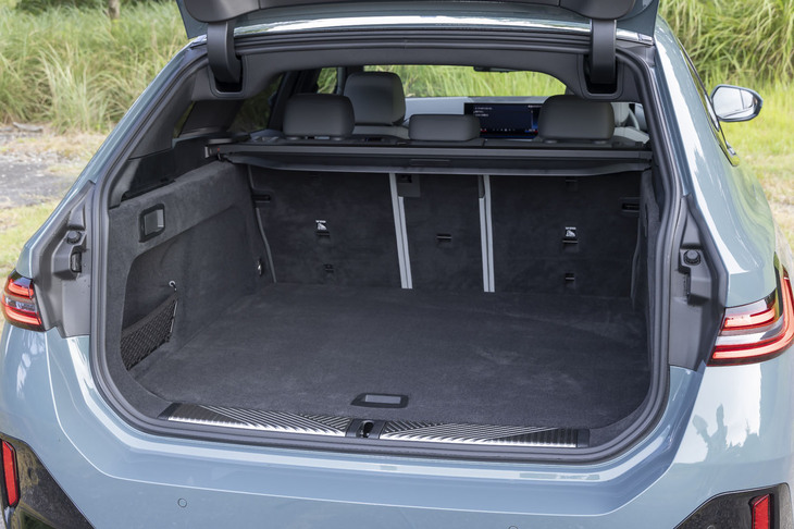 荷室の容量はゆとりの570リッターを誇る。歴代モデルに搭載されてきたガラス部分だけを開けられる機構がなくなったのがちょっと残念。