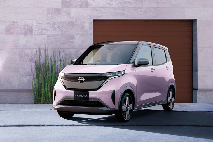 日本カー・オブ・ザ・イヤー2022-2023のイヤーカーに選出された「日産サクラ」（写真）と「三菱eKクロスEV」。