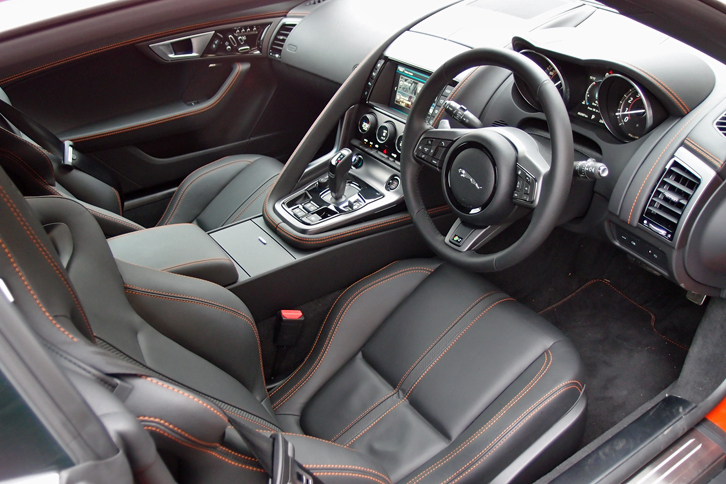 「Fタイプ R AWD クーペ」のインテリア。シートのほかに、ダッシュボードや天井も本革張りとなっている。