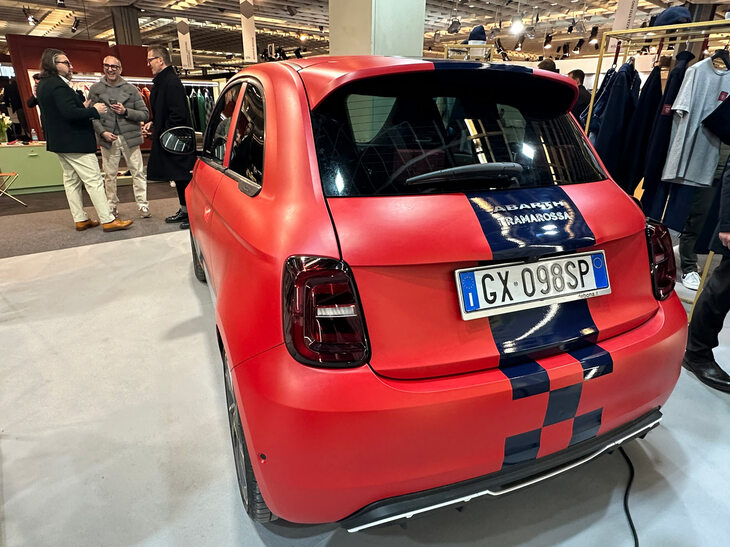 ブースには「アバルト500e」がディスプレイされていた。