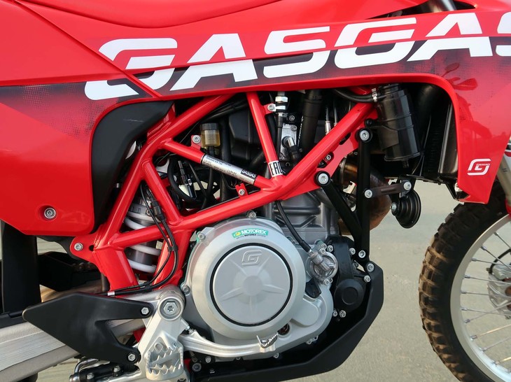 「SM700」と「ES700」の692.7ccエンジンは、リッターあたり約108PSを発生する高出力型の単気筒。赤く塗られたトレリスフレームに抱かれる。