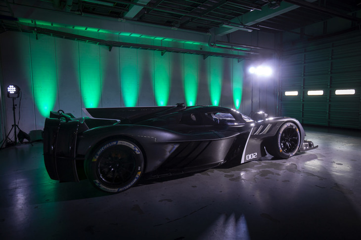 富士スピードウェイで行われた「アストンマーティン・ヴァルキリーAMR Pro」披露会の様子。