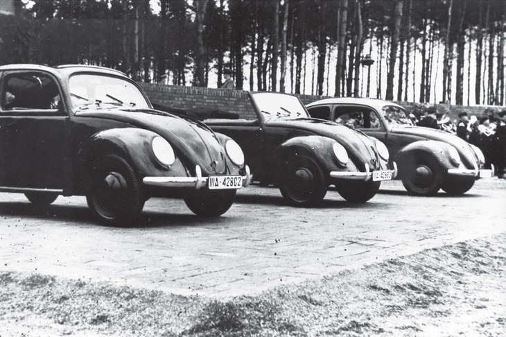 1938年に完成した、最終生産モデルのプロトタイプ「VW38」。同年にはニーダーザクセン州に生産拠点となる工場も建てられ、生産開始も間近と思われた。しかし、1939年にドイツは第2次世界大戦に突入。“国民車”が国民の手に渡るのは、戦後になってからだった。