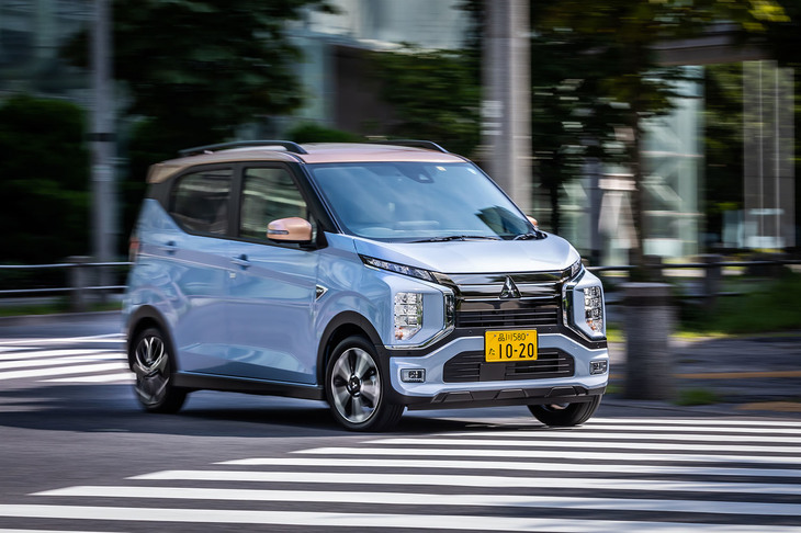2022年6月に発売された三菱自動車の新型電気自動車（EV）「eKクロスEV」。車名からもわかるとおり、軽ハイトワゴン「eKクロス」をベースに開発された軽規格のEVである。