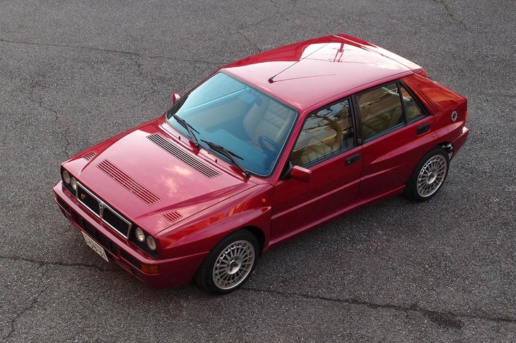 遠出をしないで楽しめる自動車趣味といえば、まずは洗車である（写真はイメージ）。趣味性の高いクルマほど、洗って磨いて眺めるだけで深い満足感に包まれるというものだ。古い趣味グルマともなれば、移動に故障のリスクがつきまとうし……と考え方を変えて、ポジティブに励むが吉。冬場は水が冷たいけれど。