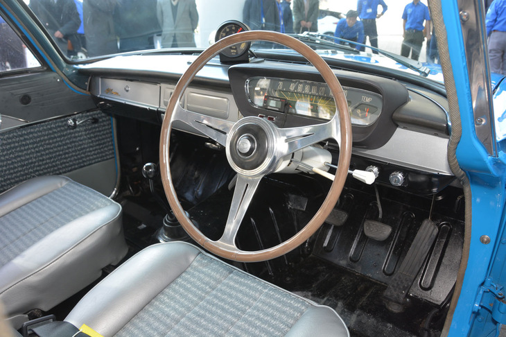 ステアリングホイールは、「スカイラインGT」のレストア時に用意したものを、ボスを新規製作して流用。ダッシュボードやフロアシフト式のシフトノブなども、当時の仕様に合わせて改造したものである。