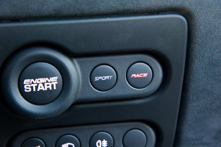 ダッシュボードの右端に備わる「セレクタブルESPモード」の切り替えスイッチ。「Race」モードを選ぶには、ボタンを長押しする必要がある。