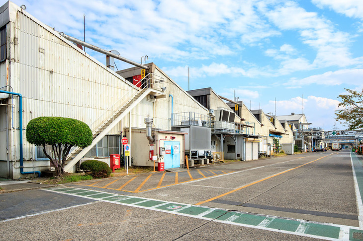 岐阜県可児市にあるカヤバの岐阜北工場。1968年に完成した国内の中心的製造拠点で、その敷地面積は東京ドーム3個分以上となる15万6000平方メートルを誇る。太陽光での自社発電が行われているほか、2023年中にコージェネレーションシステムも稼働予定。