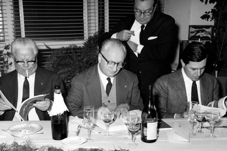 バッティスタ・ファリーナ（左）とエンツォ・フェラーリ（中央）、バッティスタの息子のセルジオ（右）。