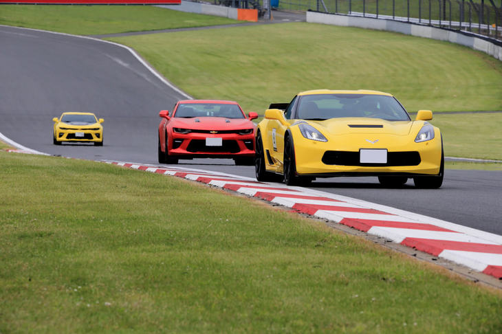 レーシングコースでは、いよいよインストラクターの先導によるサーキット走行がスタート。いわゆる“カルガモ走行”だが、インストラクターはけっこうなペースで参加車両を引っ張っていく。