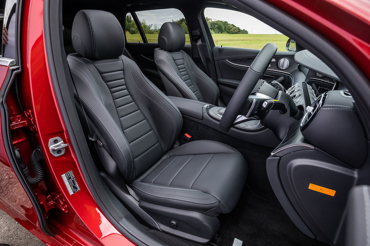 試乗車にはオプションの「AMGラインインテリアパッケージ」が装備されていた。質感の高いナッパレザーシートや「レザーARTICOダッシュボード」は、同オプションに含まれるアイテム。