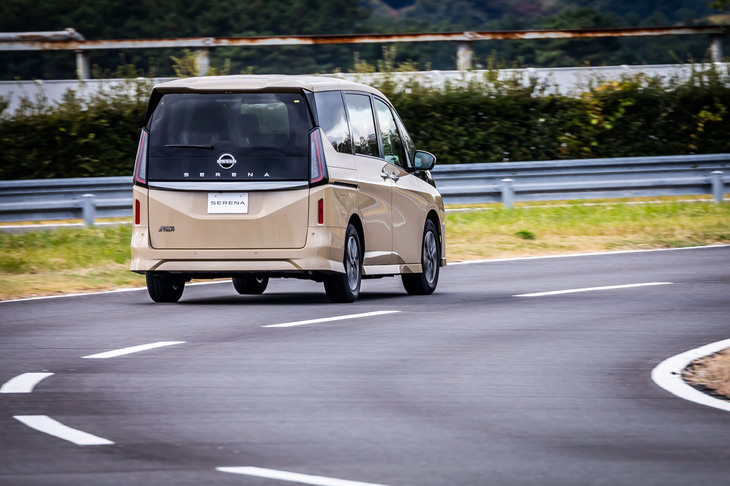 「セレナ ハイウェイスターVプロトタイプ」の走行シーン。