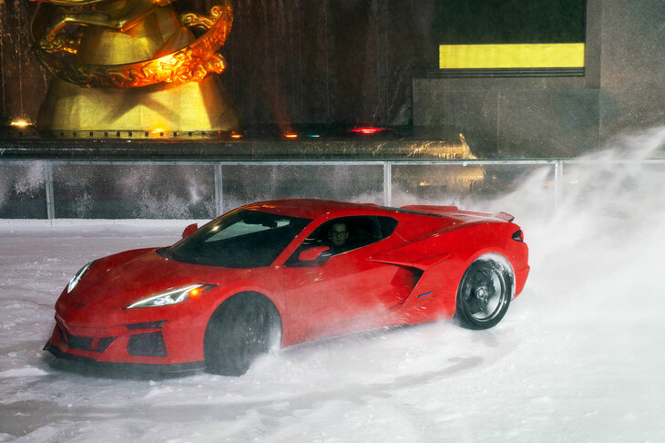 4輪で雪を掻き、「コルベット」史上初の4WDであることをアピール。