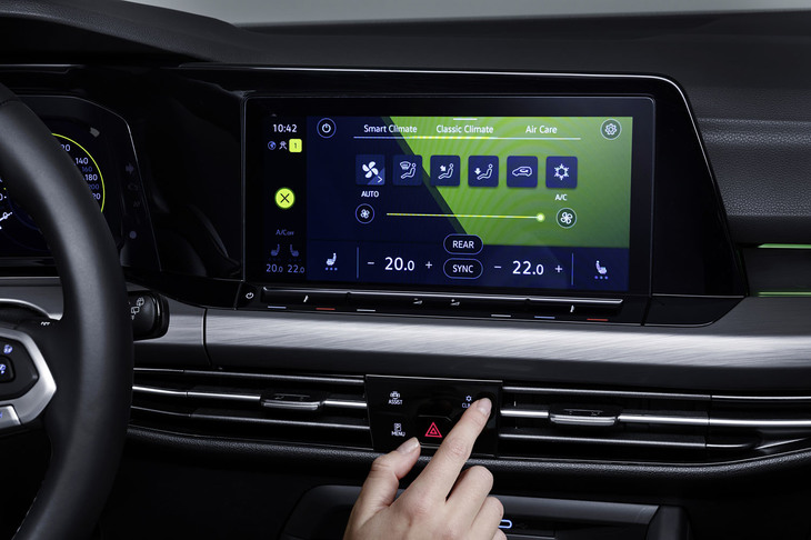 「CLIMA」と書かれたスイッチをタッチするとエアコンのセッティングモードが起動する。室温や風量などの基本的な設定は、スクリーンの下にあるタッチスライダーでコントロール可能。