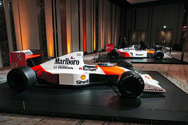 「マクラーレンMP4/5B」（写真手前）と「MP4/4」（同右奥）。