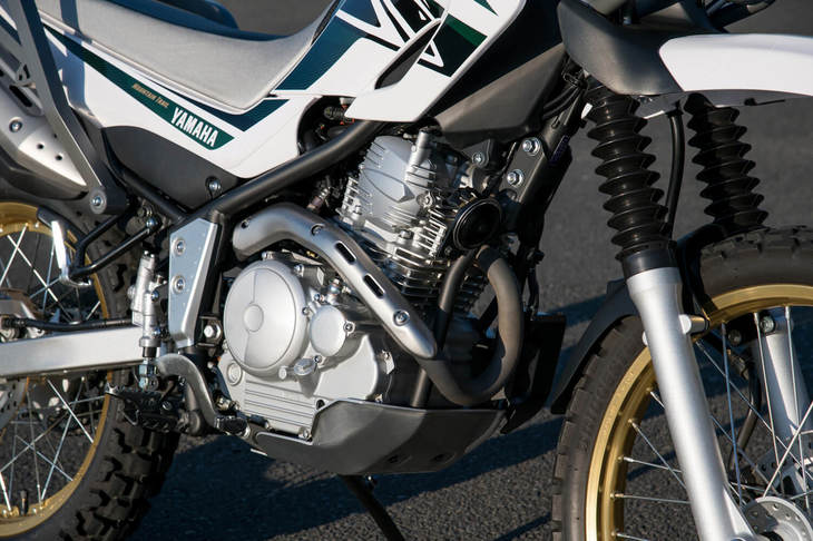 エンジンは249ccの空冷4ストローク単気筒SOHC 2バルブ。写真のアルミアンダーガードは、アクセサリーパッケージ「TOURING SEROW」のアイテムである。