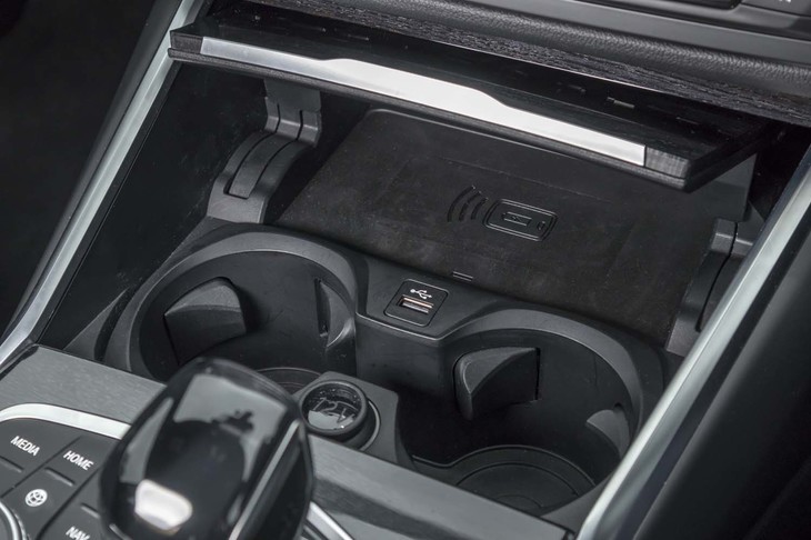 前席用カップホルダーの奥には、スマートフォンなどの非接触充電トレーも備わる。