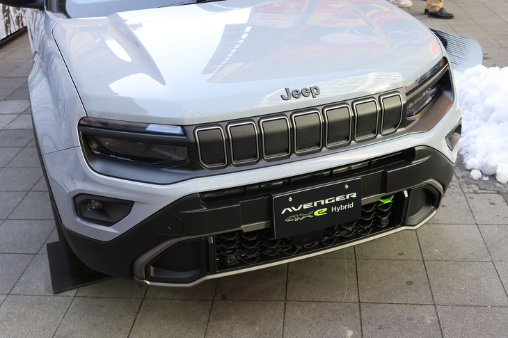 ジープ・アベンジャー4xeハイブリッド（フロントまわり）