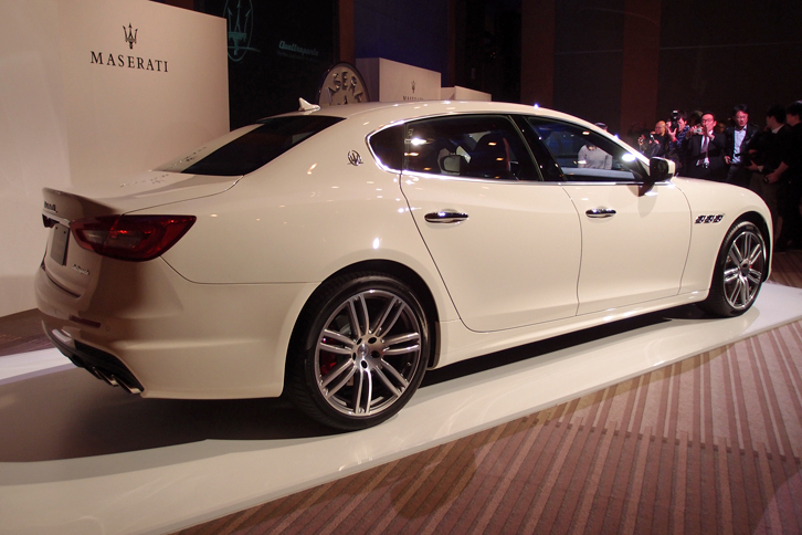 「クアトロポルテS グランスポーツ」のリアビュー。