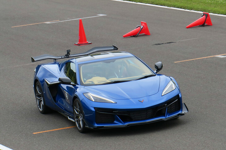 先導車は、なんと新型「シボレー・コルベットZ06」……なのだが、こちらは日本では買えない「Z07パフォーマンスパッケージ」装着車である。なぜこうしたオプションパッケージが日本で選べないかは、ニュース（https://www.webcg.net/articles/-/48298）で記したとおり。日本でC8コルベットの人気が爆発したら（今時点でも本国の予想を大きく上まわる人気を博しているそうだが）、後々導入される……かもしれない。