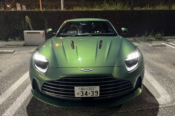 「DB12」のフロントマスク。グリルがデカくなるなど顔のエグみが増したことで、「DB11」の貴族感が薄れたような気がする。