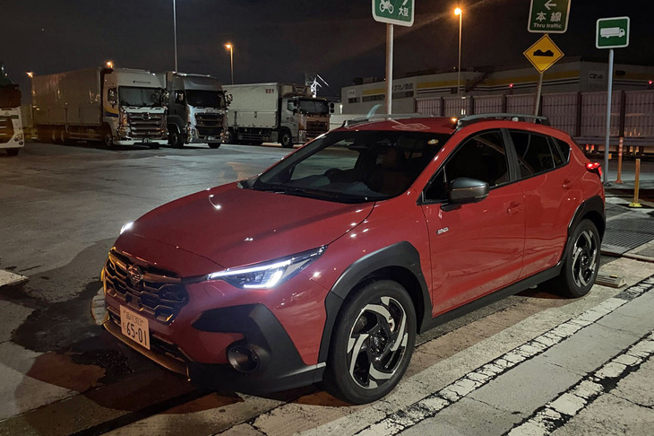 今回試乗したのは、渋滞時ハンズオフアシストやアクティブレーンチェンジアシスト、ドライバー異常時対応システムなどからなる「アイサイトX」や12.3インチのフル液晶メーターを標準で装備する上級グレードの「クロストレック プレミアムS：HEV EX」。車両本体価格は405万3500円である。