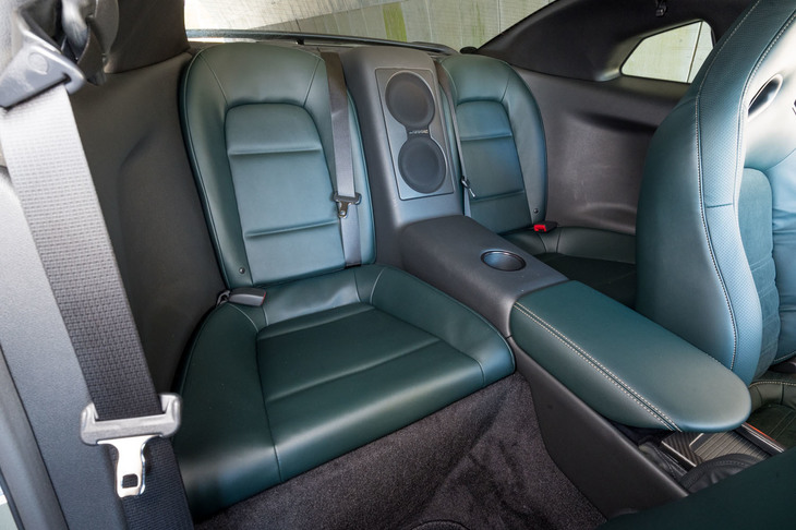 前席同様、専用色のグリーンでコーディネートされたリアシート。4名乗車だったり実用的なトランクルームを備えていたりと、機能性の高さはデビュー当初からの「GT-R」の美点だった。