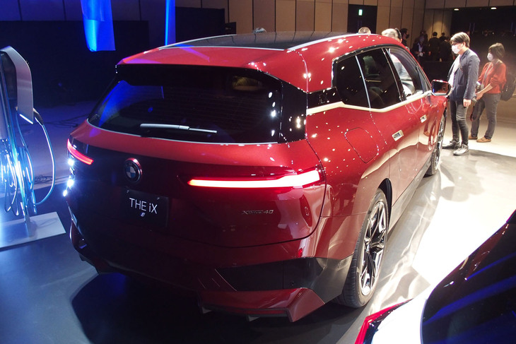BMW iX（リアビュー）