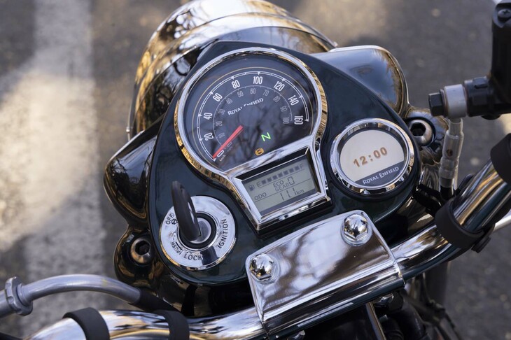 メーターまわりでは、モノクロの小さなインフォメーションディスプレイに、ギアポジションのインジケーターが追加されたのもトピック。