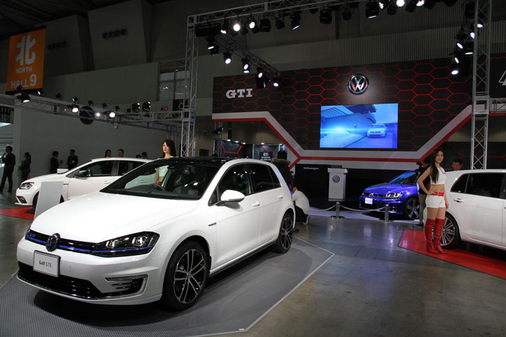 「GTI」のハニカムグリルをモチーフとする大きなボードを壁面に掲げるなどして、スポーツムードを強調したフォルクスワーゲンのブース。
