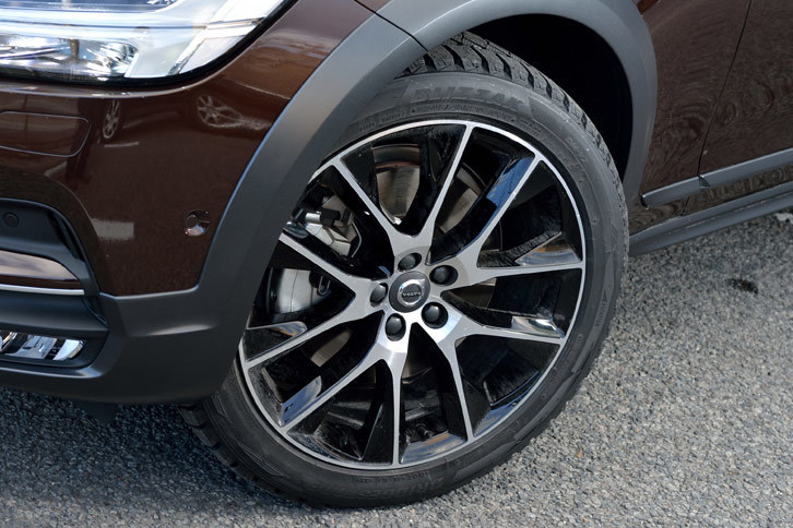 スノードライブに備え、テスト車にはSUV用スタッドレスタイヤの「ブリヂストン・ブリザックDM-V2」が装着されていた。