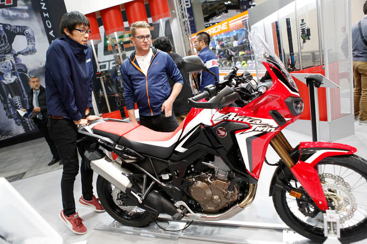 日本のサスペンションメーカー、ショーワも、いまやEICMA出展の定番ブランド。近年力を入れている自社開発の電子制御サスペンションは、カワサキのスーパースポーツやツーリングモデルに純正採用されている。今年は車両が停車間際になると自動的に車高が下がり、ライダーの“足つき”をアシストする「ショーワ・イーラ ハイトフレックス」技術を発表。デモ車両を展示した。走りだしたらサスペンションのダンパーをポンプとして使用し、走行しながら車高を指定の高さまで戻すという。