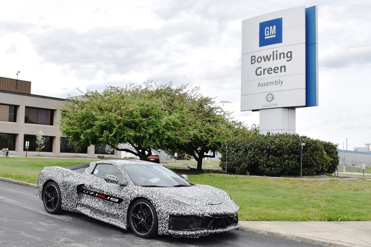 1981年から「コルベット」の生産を担ってきた、ケンタッキー州ボーリンググリーン工場の看板とC8コルベット。