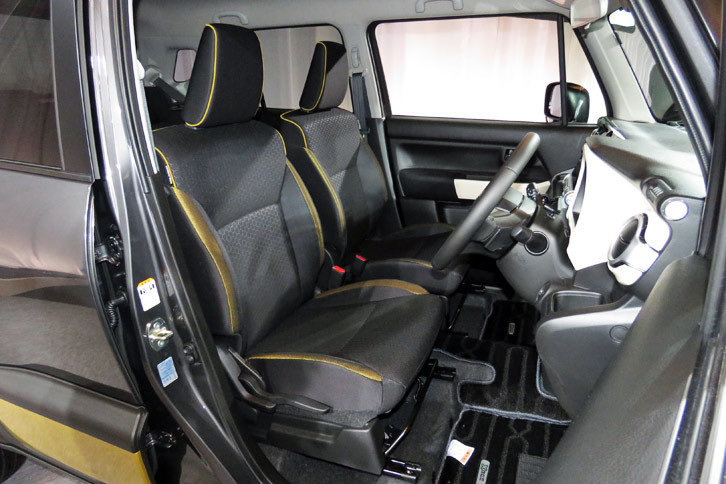 「ハイブリッドMZ」のフロントシート。