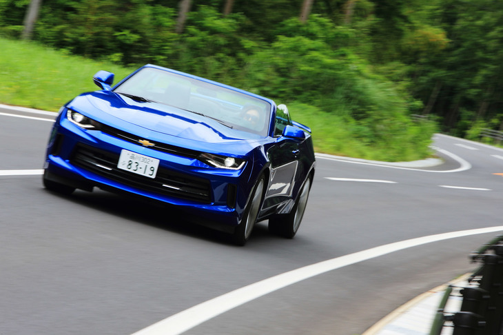 休憩を終え、再び山中湖へと出発。新世代プラットフォームの採用により、軽量化とボディー剛性の強化を果たした現行型「カマロ」は、専用の足まわりを持つV8モデル「SS」でなくとも十分にスポーティーな走りを楽しめる。