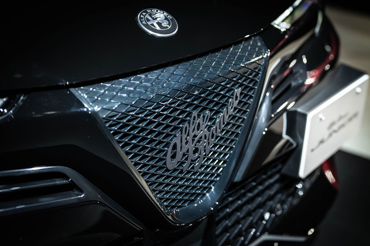 マイルドハイブリッド車の「イブリダ プレミアム」と「イブリダ コア」には、戦前のアルファ・ロメオ車のグリルをモチーフにしたと説明されるグリルを採用。「レジェンダ」と呼ばれるそのデザインは、メッシュグリルに斜めに取り付けられたクラシカルな「Alfa Romeo」のロゴが特徴だ。