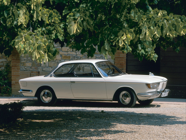 「BMW 2000CS」のサイドビュー。ホイールベースは「ノイエ・クラッセ」と同じ2550mmで、スリークでウエストラインが低く、グリーンハウスが大きいボディーは全長×全幅×全高＝4430×1675×1360mm。