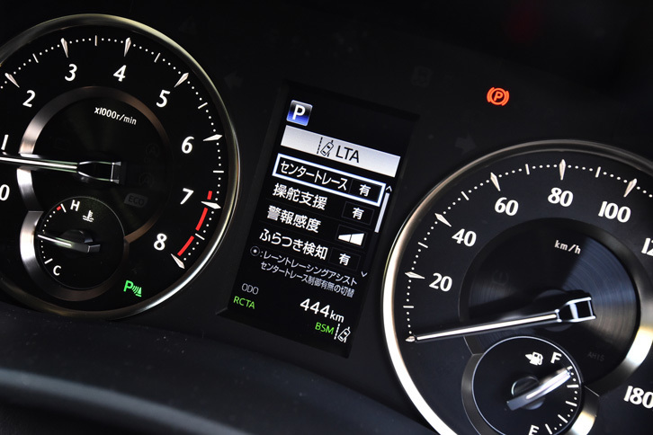 マイナーチェンジ後の「アルファード／ヴェルファイア」は全車、自動ブレーキシステムの「プリクラッシュセーフティー」や車線逸脱防止をサポートする「レーントレーシングアシスト」などを加えた、予防安全パッケージ「Toyota Safety Sense（第2世代版）」が装備される。