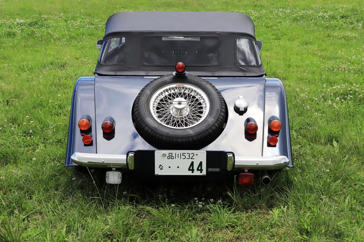 クラシカルな雰囲気を強調するリアのスペアタイヤだが、実はこれもオプション。スペアタイヤレスとしたり、またオプションでカーゴキャリアを備え付けることも可能だ。