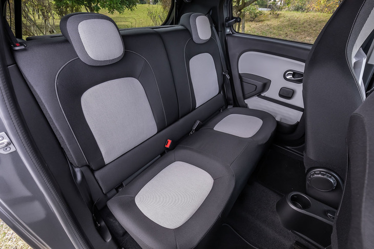 後席は2人掛けで、乗車定員は4人。リアドアの小さな室内側ノブに「トゥインゴ」のシルエットが描かれるなど、随所に遊び心が感じられる。