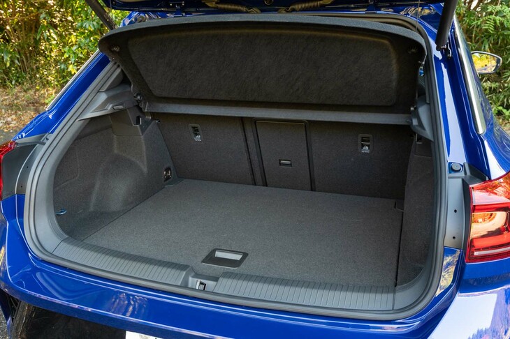 荷室の容量は392～1237リッター。4WD化によって床面が上がっているため、スタンダードモデル（445～1290リッター）よりも狭くなっている