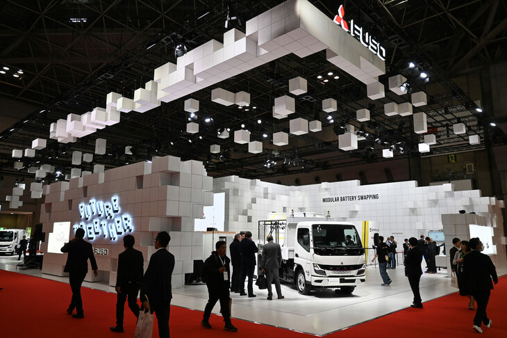 2023年のジャパンモビリティショーより、三菱ふそうトラック・バスの展示ブースの様子。