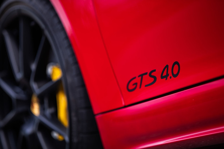 2.5リッター水平対向4気筒ターボエンジンを搭載する従来型の「718ケイマンGTS」とは異なり、最新の「GTS」では車名末尾に排気量を示す数字「4.0」が追加されている。