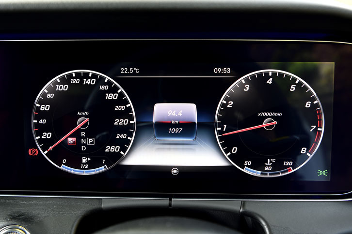 デジタルメーターは「クラシック」（写真）のほか、「スポーツ」と「プログレッシブ」から選択できる。