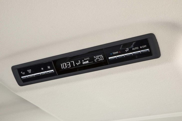 前席と2列目以降とで別々に温度調整ができる。後席用エアコンの操作パネルは天井にレイアウトされている。