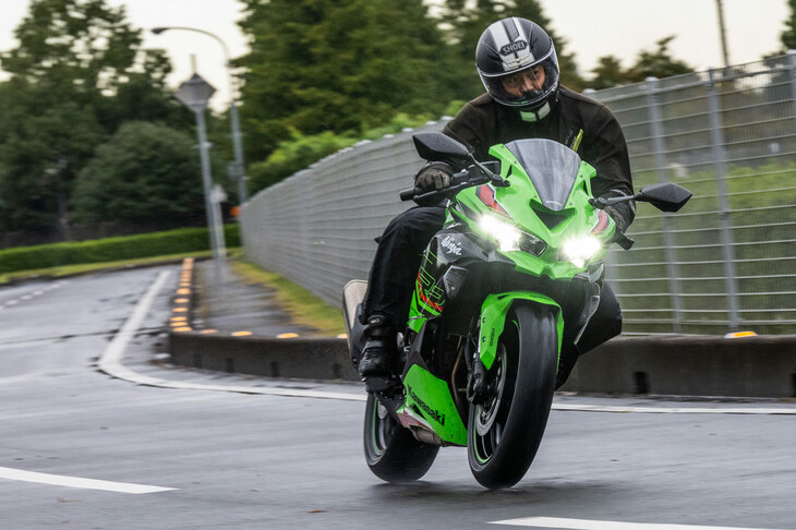 車両骨格には高張力鋼を用いたトレリスフレームを採用。スーパーバイク世界選手権などでの知見を生かし、優れたフィードバックと鋭いハンドリング特性が追求されている。