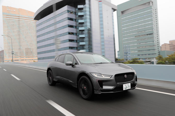 ジャガー初の量産電気自動車「Iペース」。駆動システムは、2基のモーターで前軸と後軸を駆動する電動4WDとなっている。