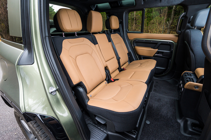 2列目はベンチシートで荷室拡張時にはきれいにフラットに格納できる。2025年モデルではロングボディーの「130」で左右独立型のキャプテンシートが選べるようになった。